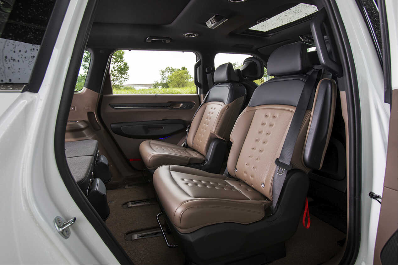 빨간색 EV9이 이차선 도로를 주행하는 모습