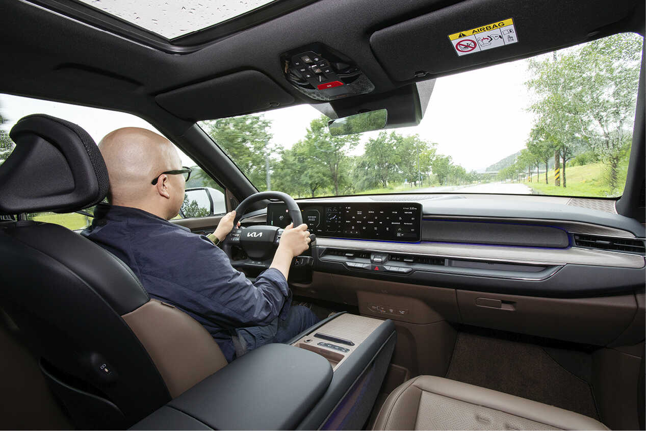 EV9을 운전하는 남성 운전자의 모습