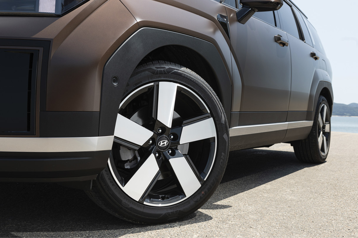 The angled fenders and wheels of the Hyundai the all new Santa Fe