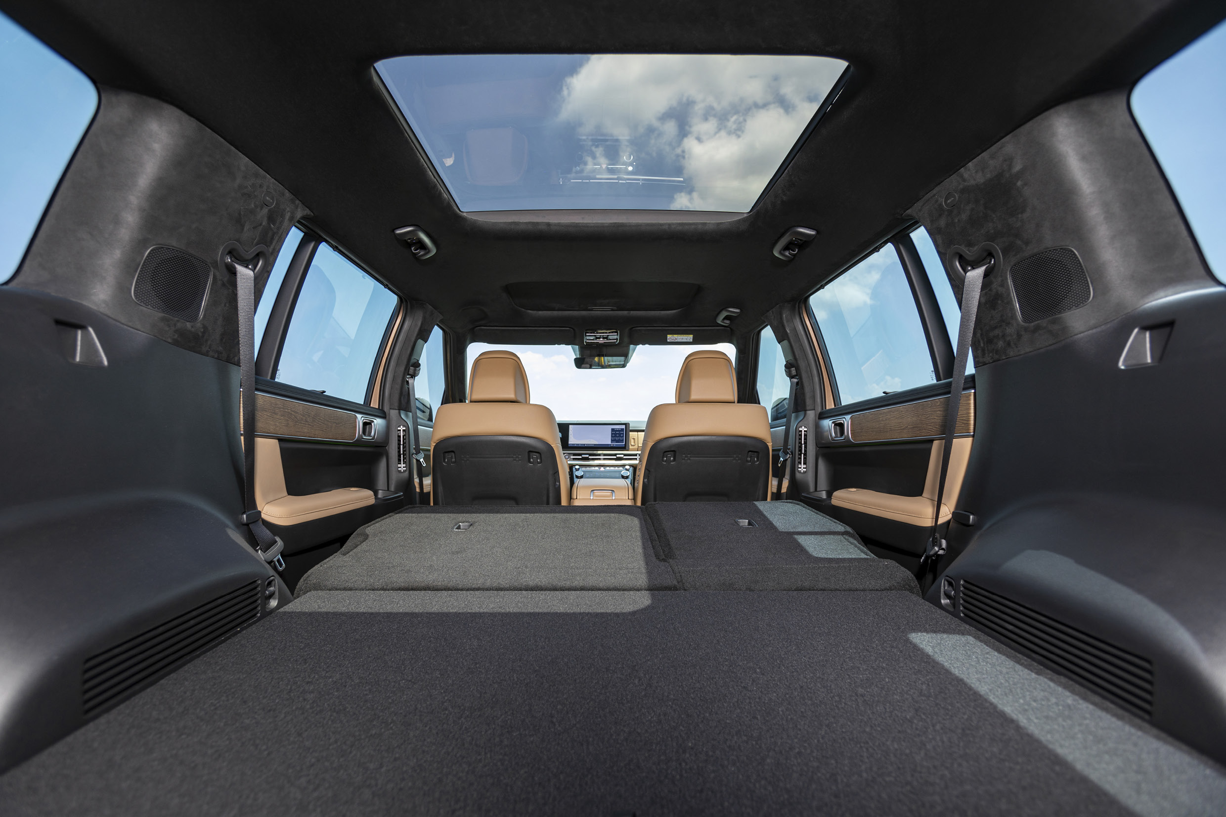 현대자동차 디 올 뉴 싼타페의 뒷좌석을 모두 접은 실내 모습