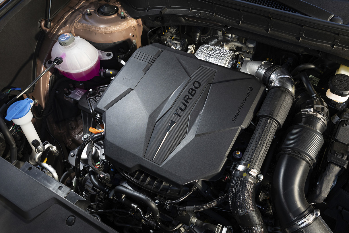 현대자동차 디 올 뉴 싼타페의 엔진룸 모습