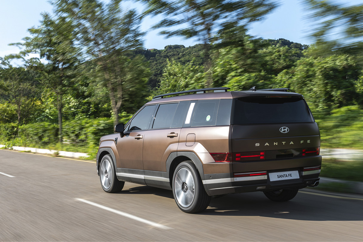 Hyundai the all new Santa Fe in motion