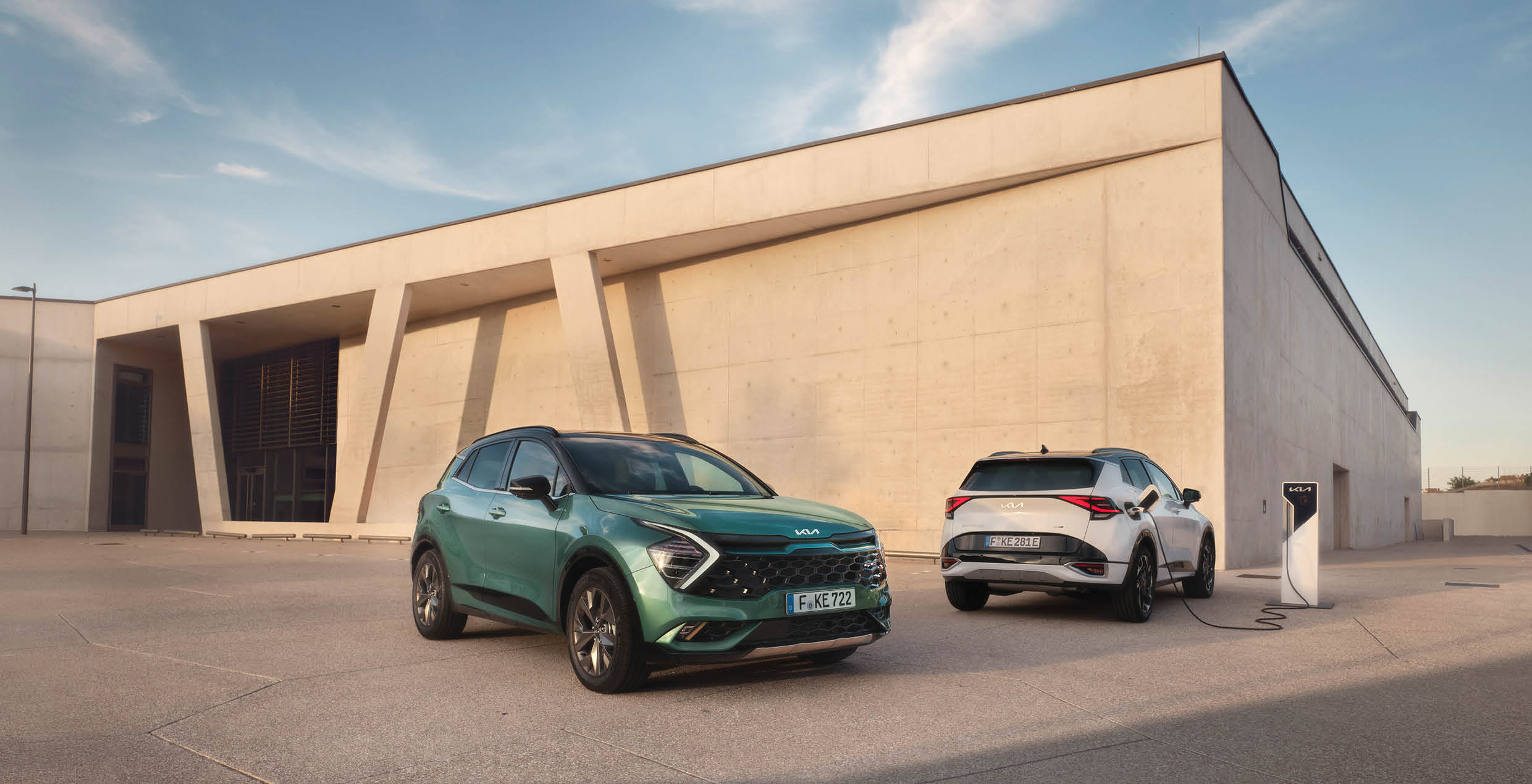 스포티지 플러그인 하이브리드가 전력을 충전하는 모습