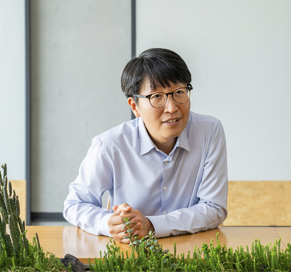 모빌진 개발기에 대해 인터뷰하는 모습