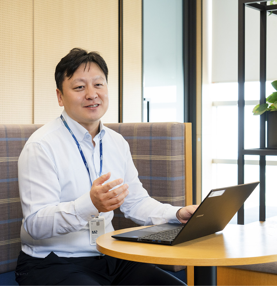 현대오토에버 오형석 팀장이 인터뷰에서 답하고 있는 모습