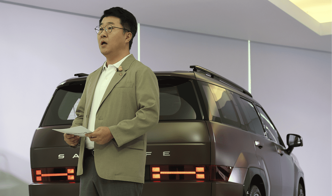 An official from Hyundai Motor Company, who developed the new Santa Fe, introduces the vehicle