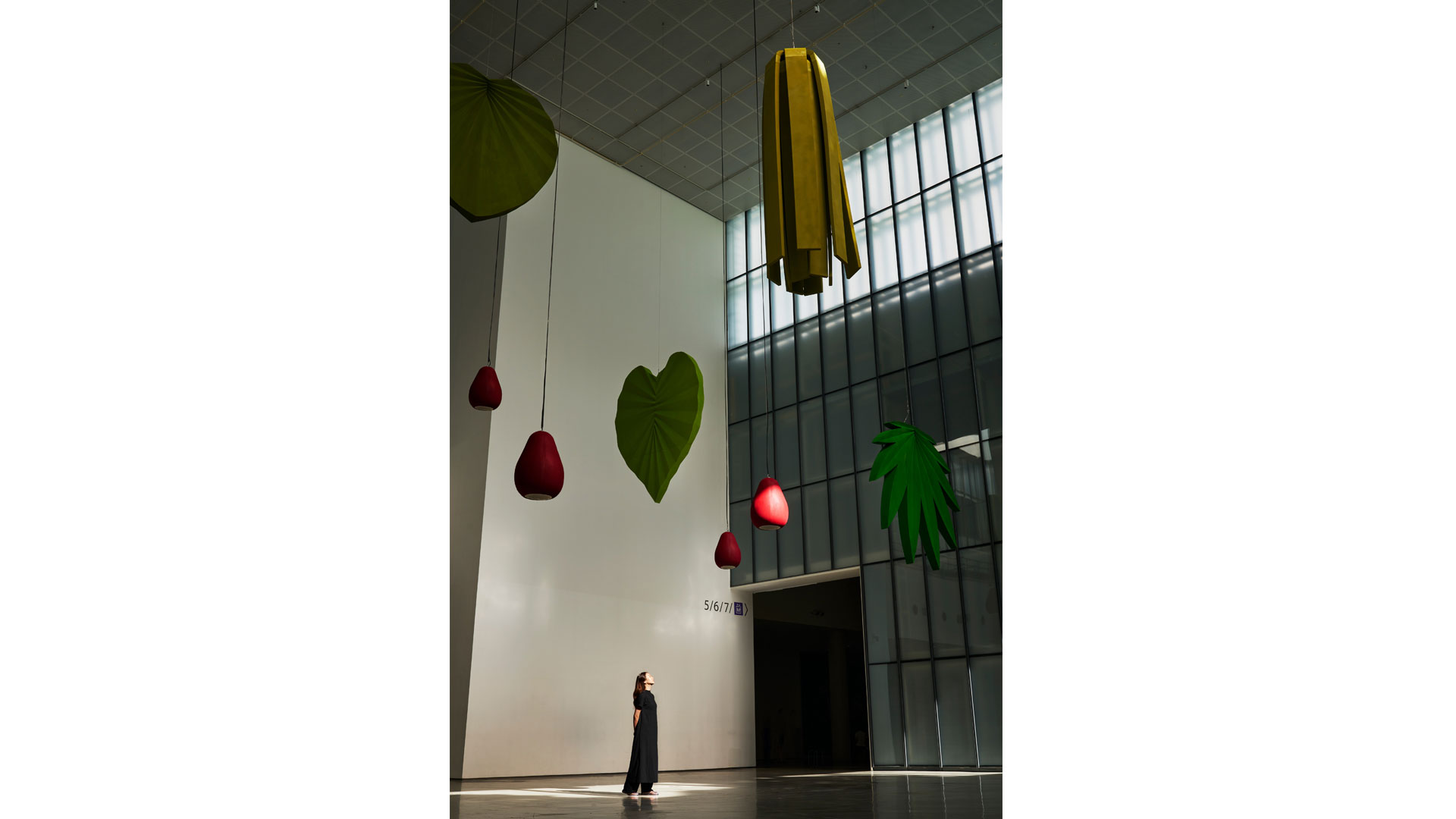 정연두, 《상상곡》, 2023, 사운드 설치, 초지향성 스피커, 서브 우퍼, 앰프, 오디오 인터페이스, 흡음재 조형물, 와이어, 251.4×306.2×20 cm, 300.5×227.8×20 cm, 287.5×158.6×20 cm, 250×230.3×20 cm, 250×73×73 cm, 72.2×54.2×54.2 cm (6), 가변설치. 전시 전경. 작가 소장. 사진: 소농지.