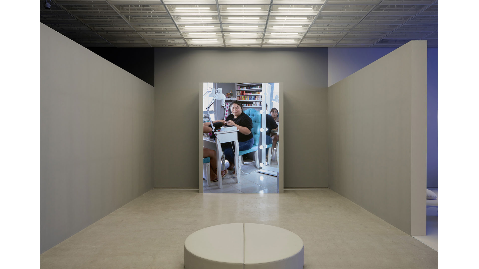 정연두, 《세대 초상》, 2023, 2채널 HD 비디오, LED 스크린, 컬러, 22분, 500 x 350 cm (2). 전시 전경. 작가 소장. 사진: 소농지.