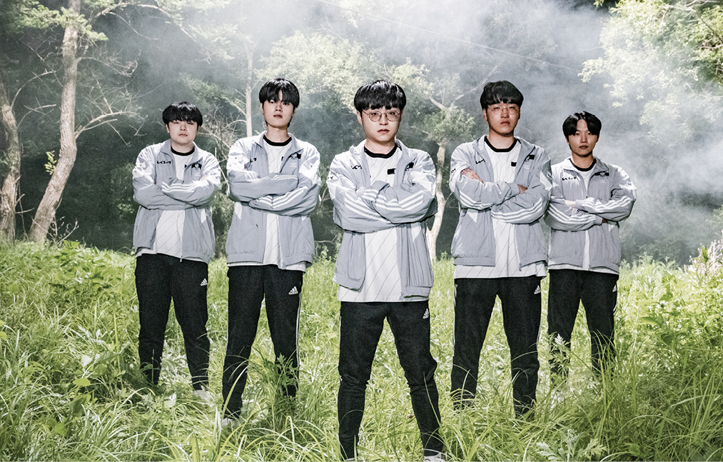 디플러스 기아 소속 리그 오브 레전드 선수들의 사진