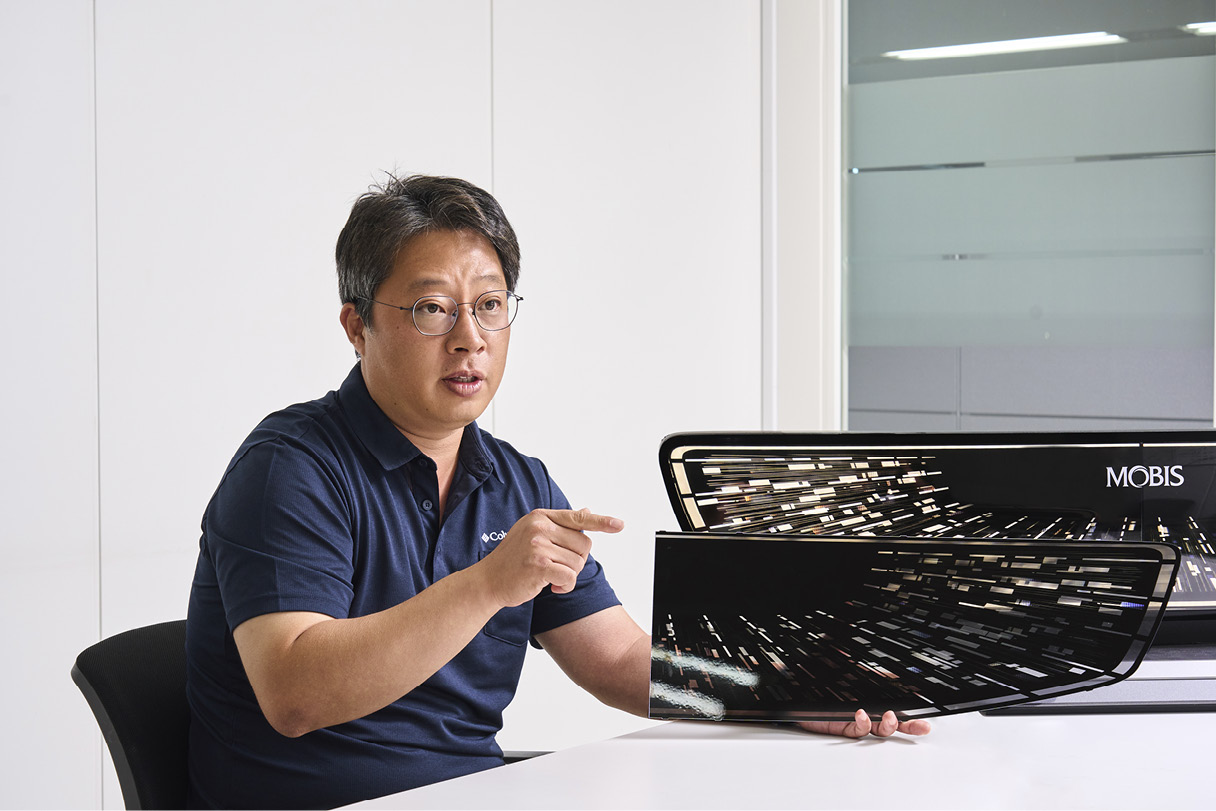 렌티큘러 렌즈에 대해 설명하는 연구원의 모습