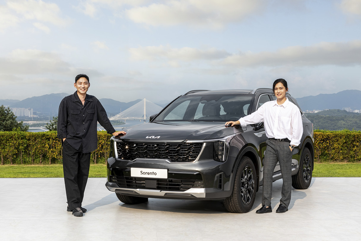 Senior researcher Hyun-sung Kim of the Kia Design Strategy Team and researcher Jeong-gyu Park of the Kia Future Design Team 1 are standing next to the new Sorento.
