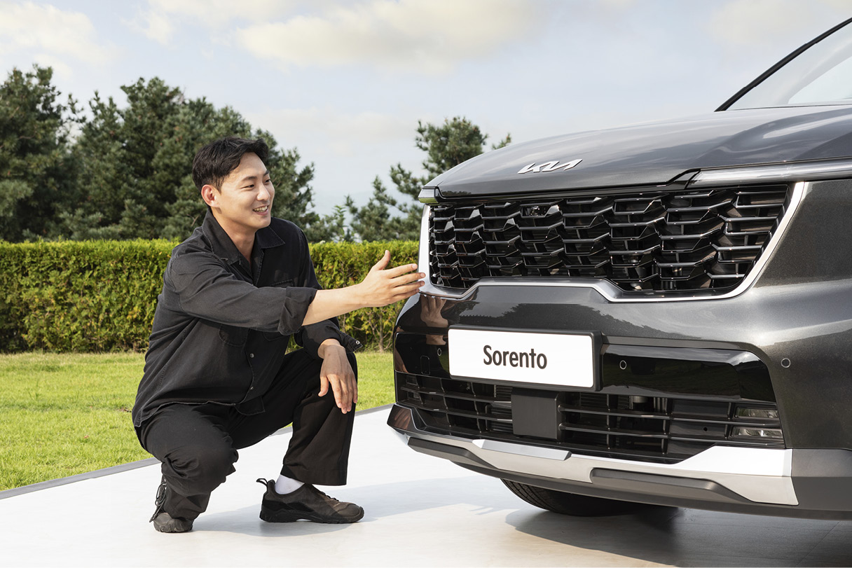 Senior researcher Hyun-sung Kim explaining the grille of the new Sorento