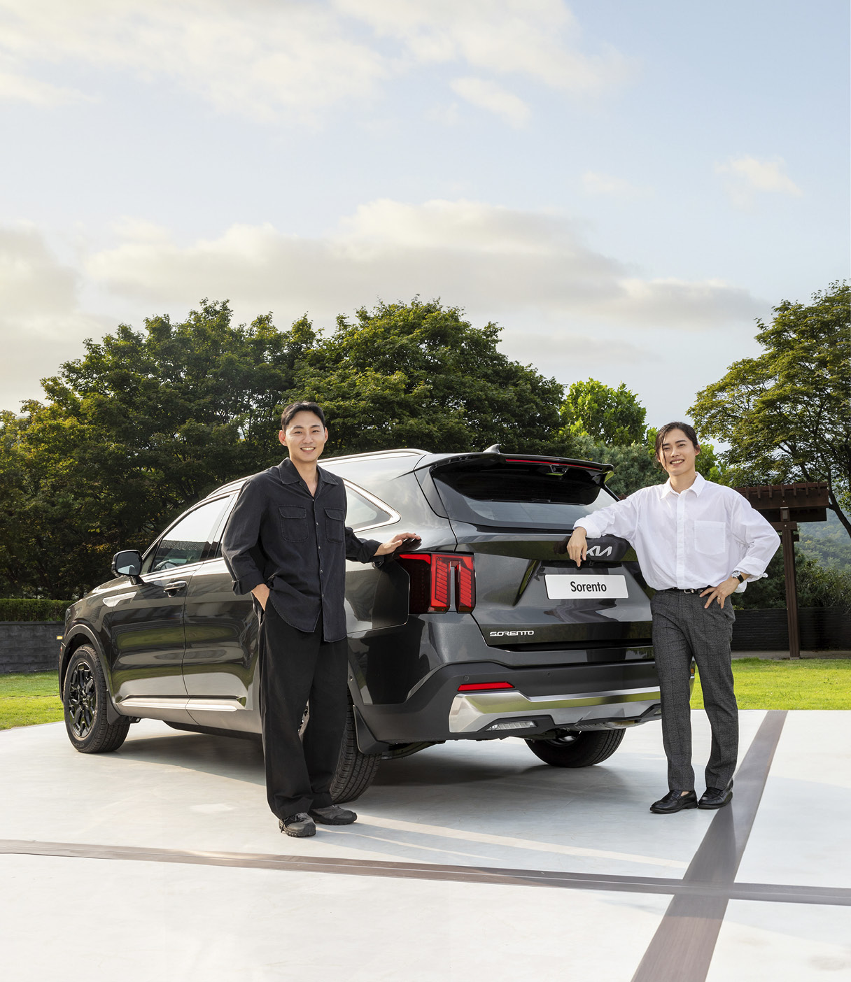 Senior researcher Hyun-sung Kim and researcher Jeong-gyu Park posing behind the new Sorento