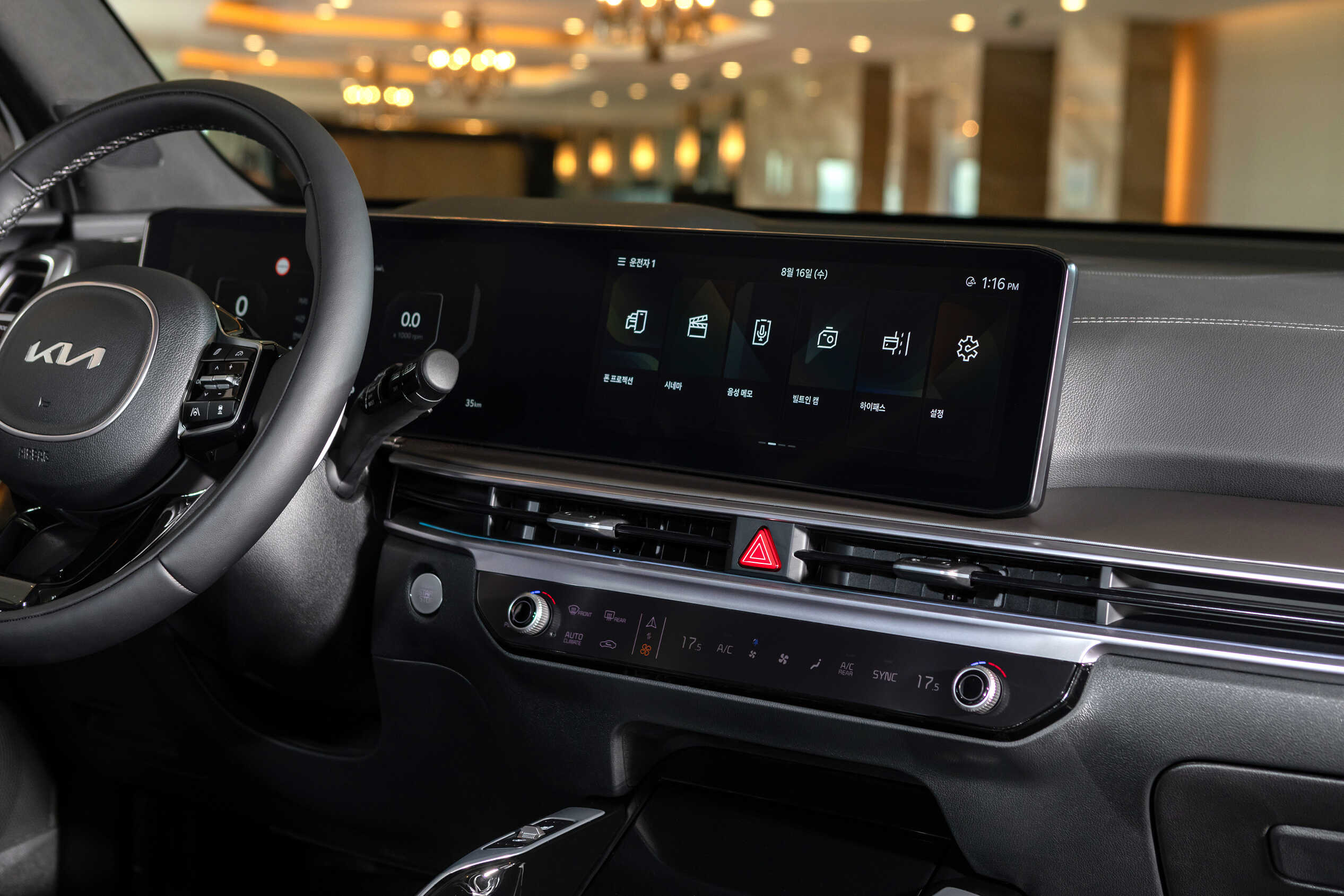 기아 더 뉴 쏘렌토의 파노라믹 커브드 디스플레이의 모습