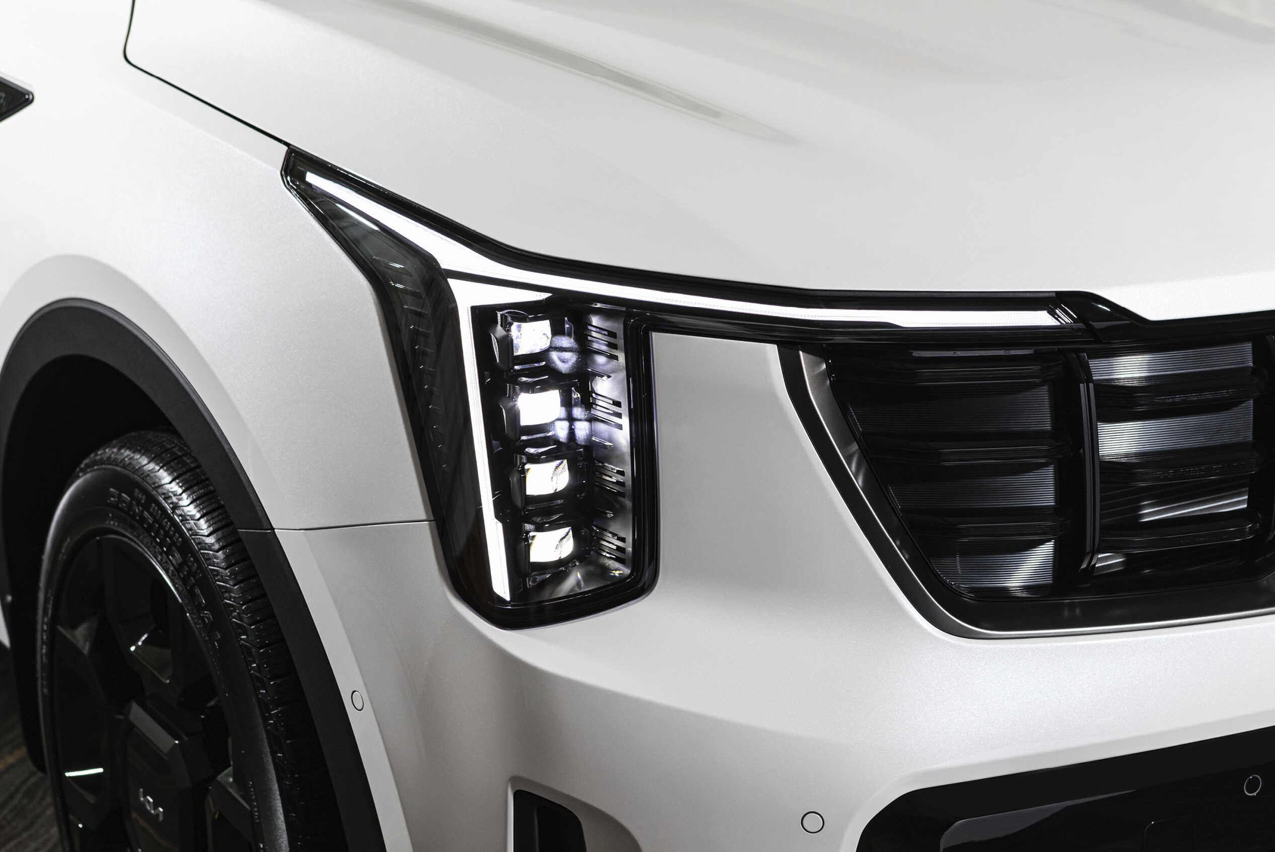 기아 더 뉴 쏘렌토의 헤드램프 모습