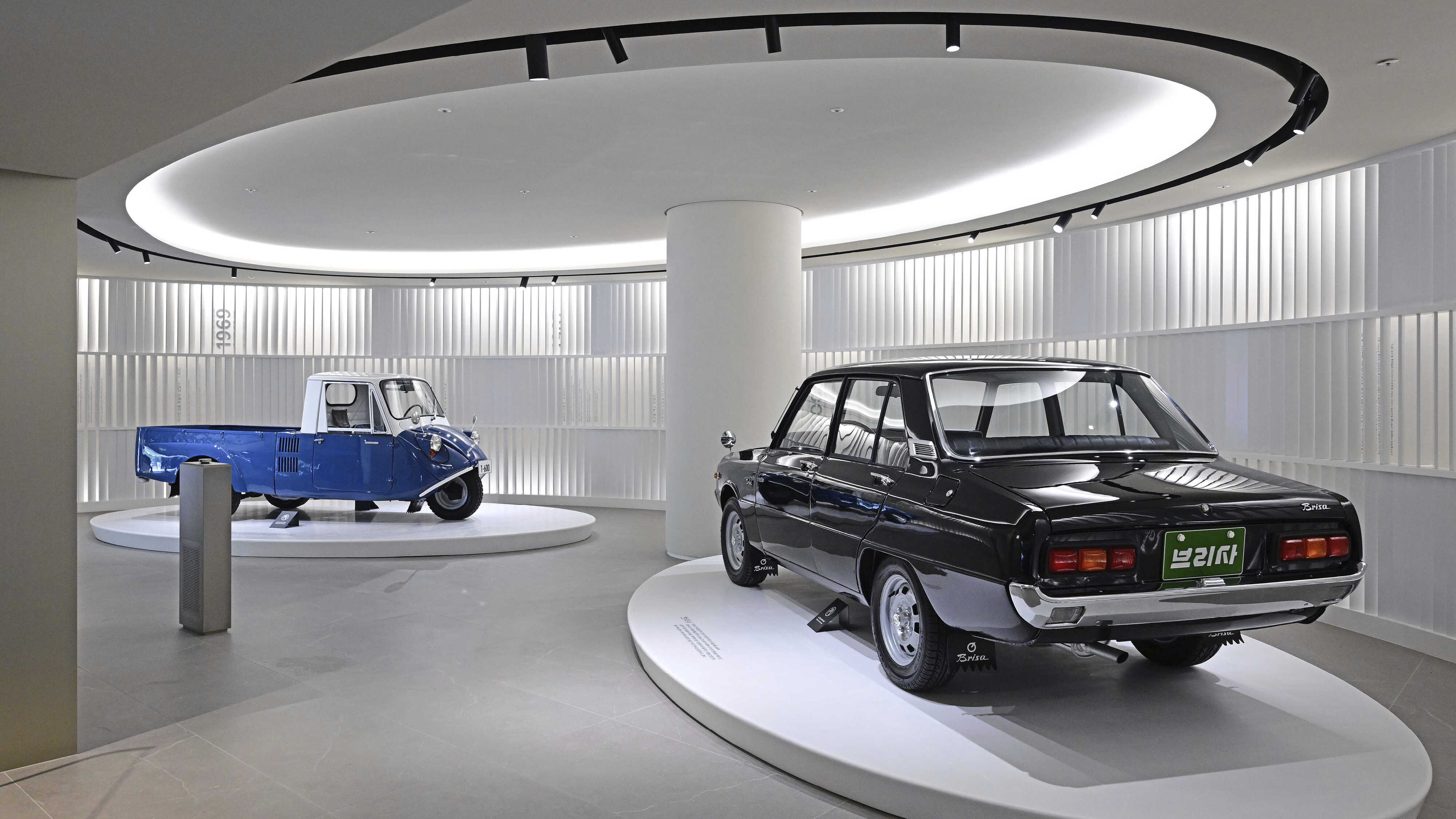 기아 T-600과 브리사가 나란히 전시된 모습