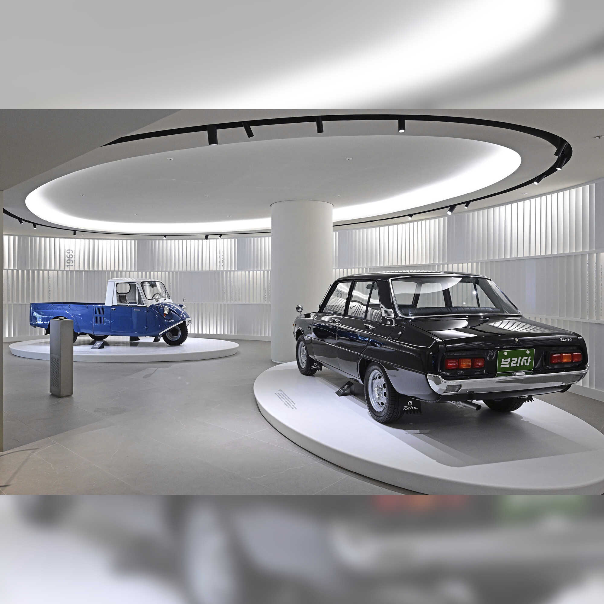 기아 T-600과 브리사가 나란히 전시된 모습