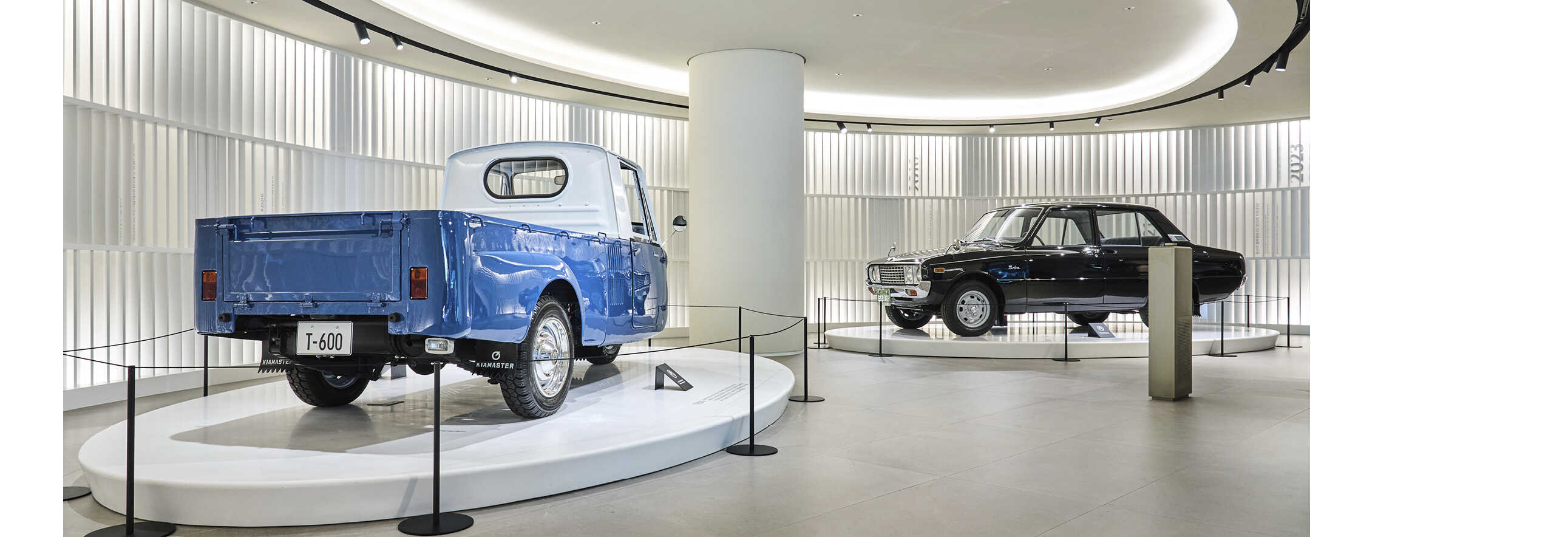 기아 T-600과 브리사가 나란히 전시된 모습