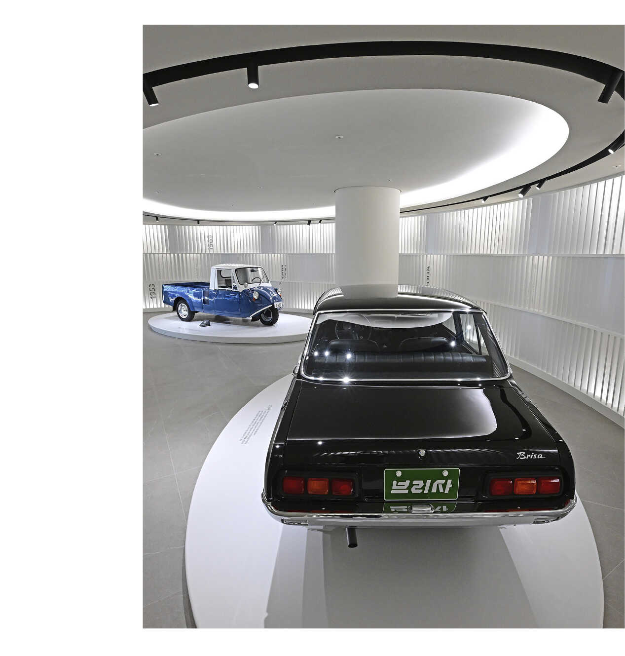 Kia T-600 and Brisa displayed side by side