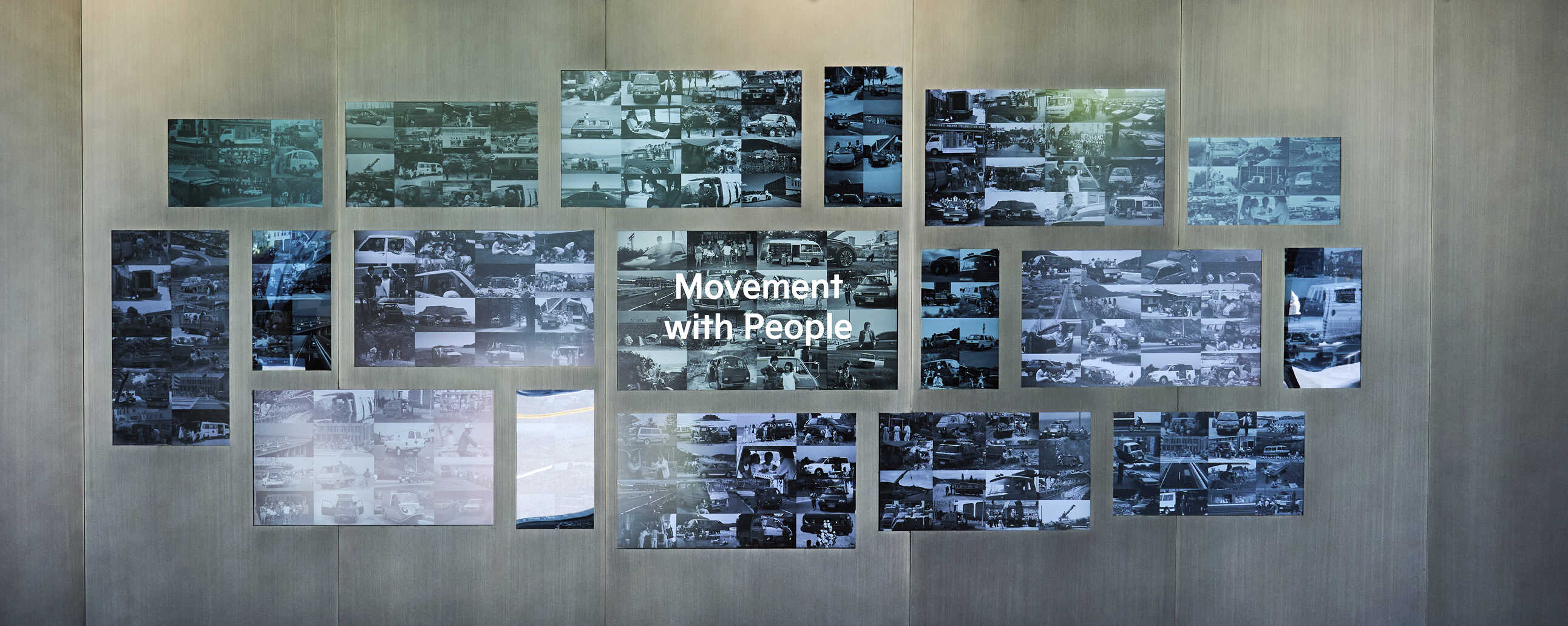 기아 헤리티지 전시 입구에 전시된 디지털 콘텐츠의 모습