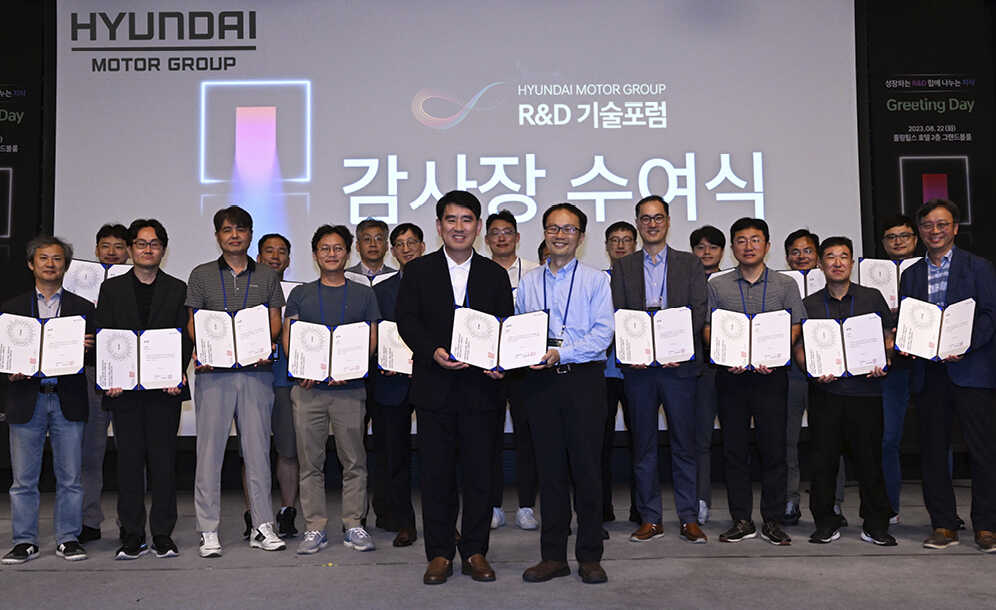 기술 포럼 참가자들의 단체 사진