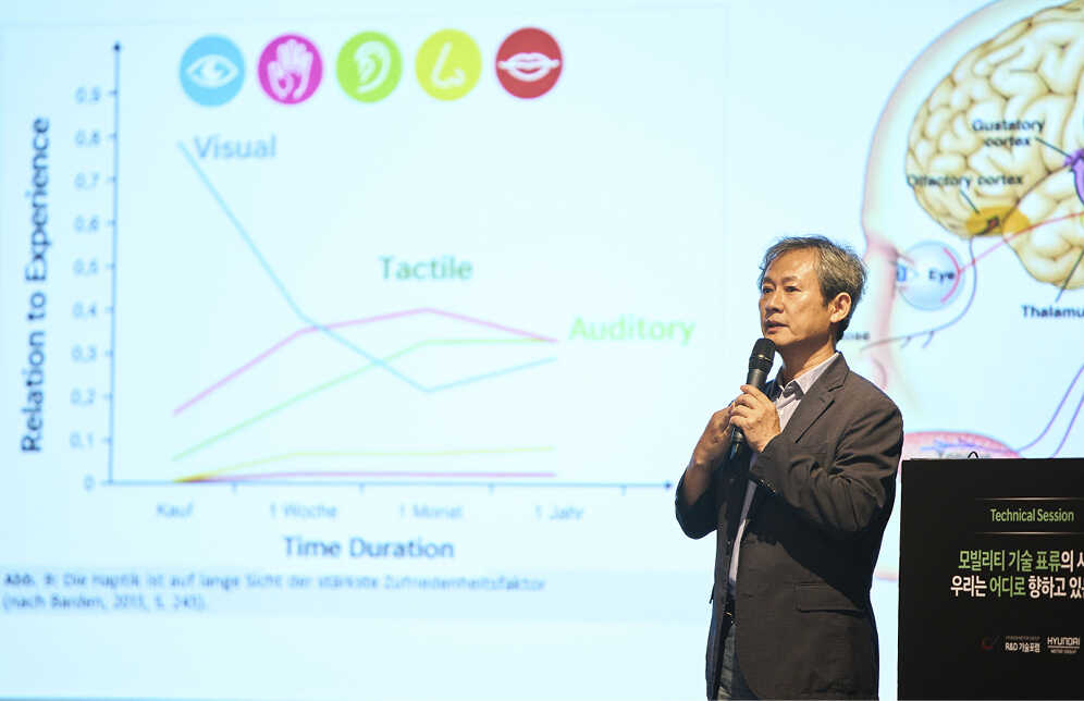 박동철 연구위원이 연설하고 있다