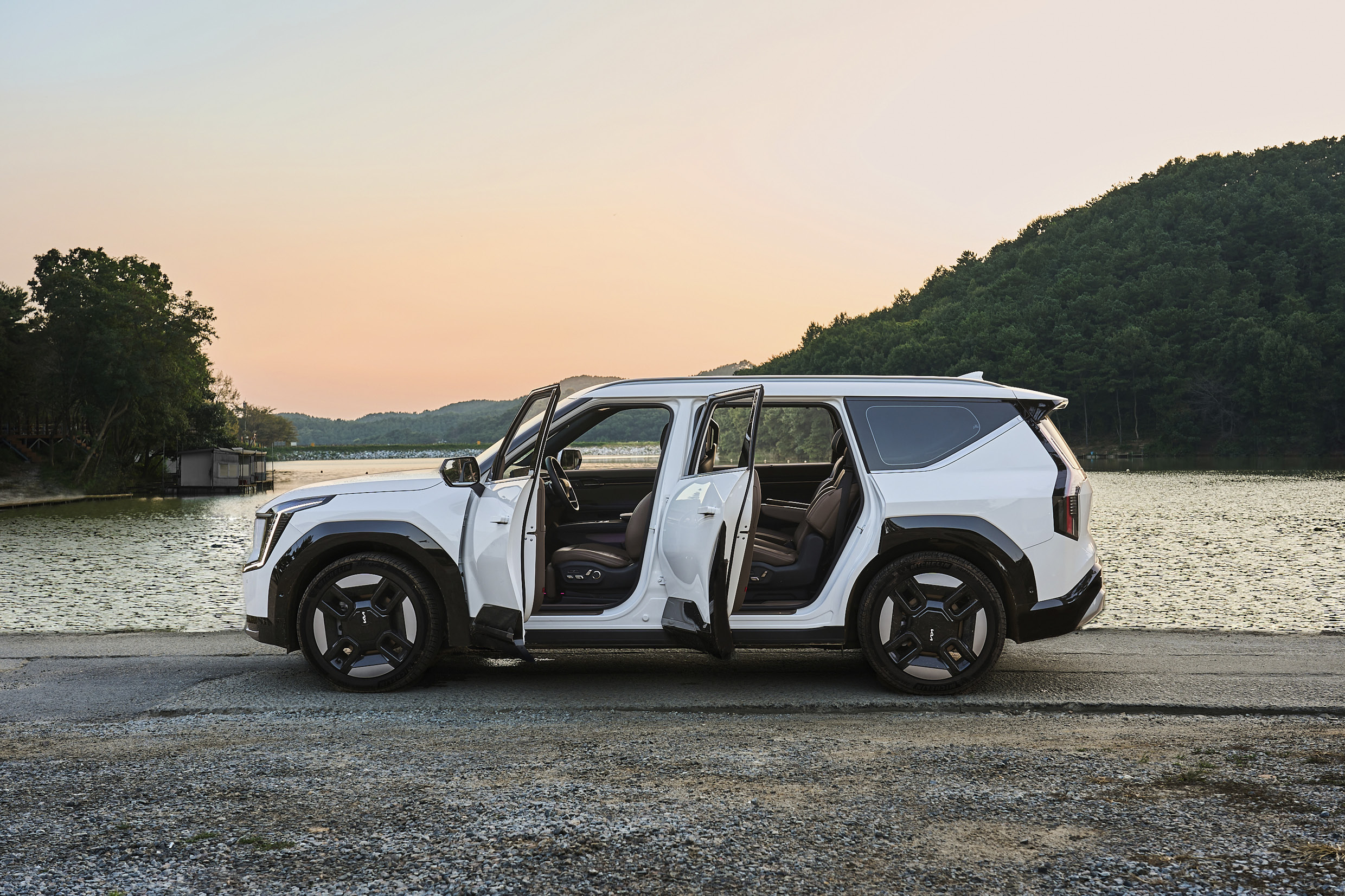 도어를 오픈하고 있는 EV9