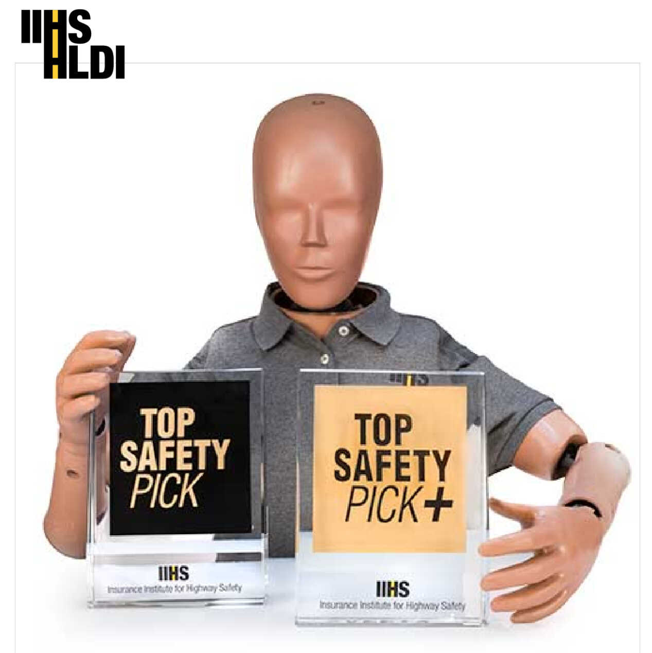 미국 IIHS TSP, TSP+ 팻말 앞에 더미가 앉은 모습