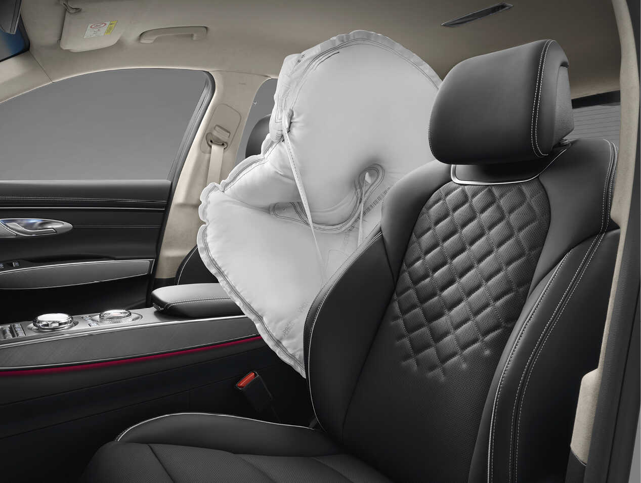 센터 사이드 에어백이 전개된 모습