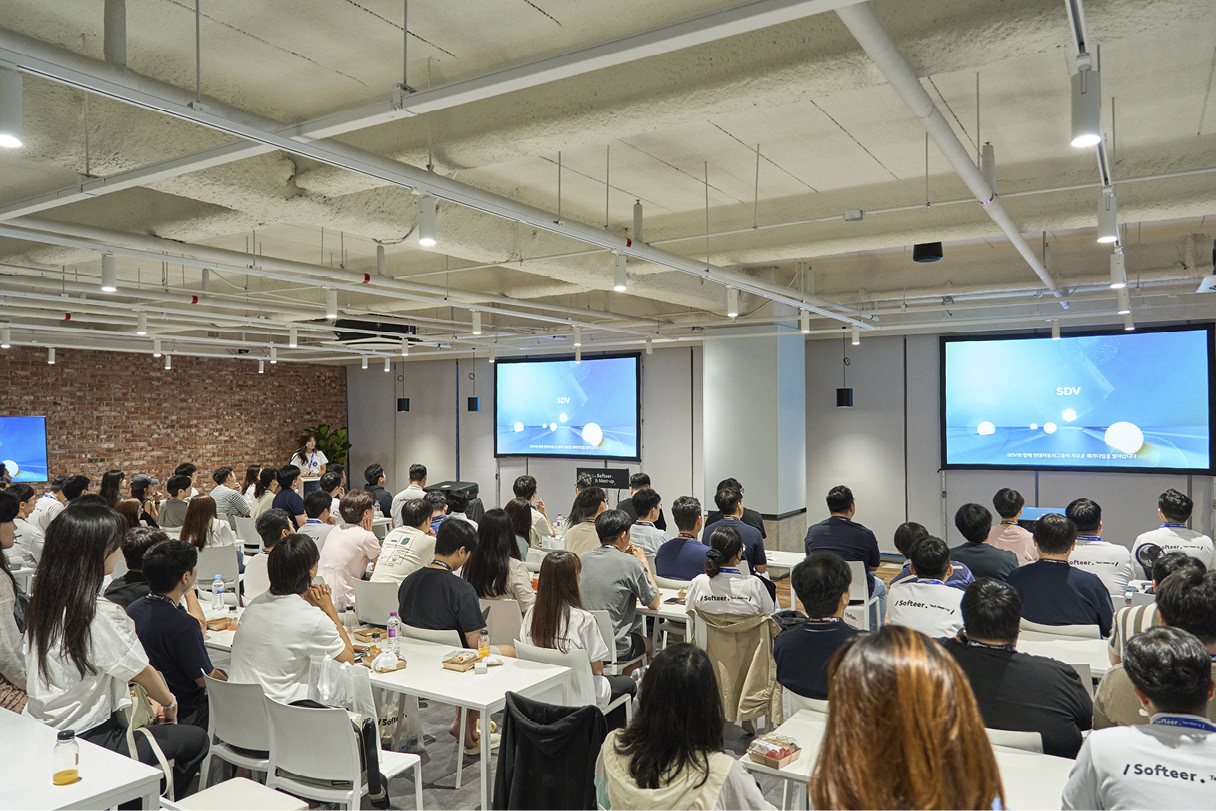 프레젠테이션 세션을 기다리는 참석자들