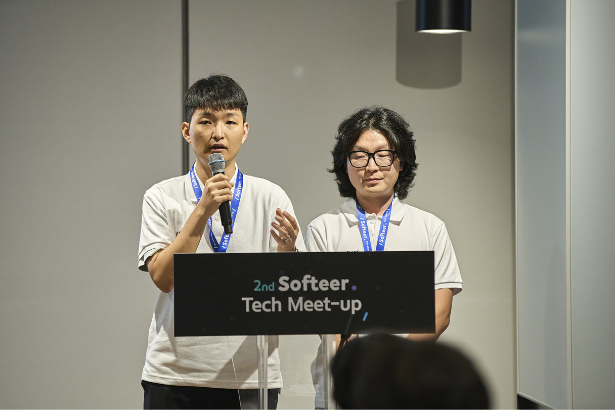 두 연구원이 마지막 발표를 진행하는 모습