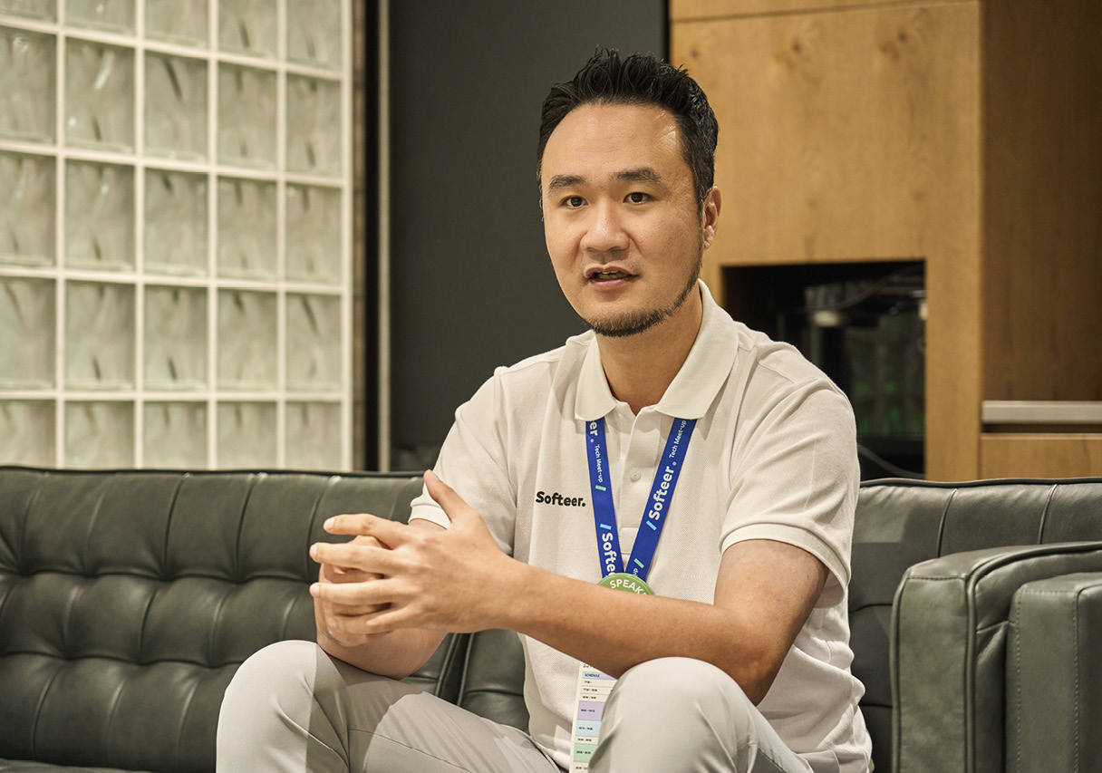 인터뷰에 응하는 임종명 책임연구원의 모습