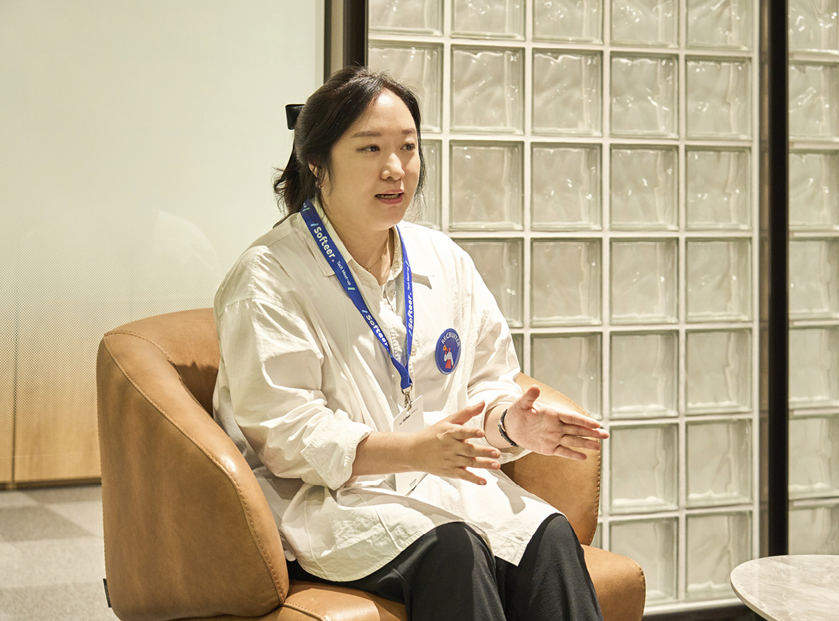 인터뷰에 응하는 박준연 책임