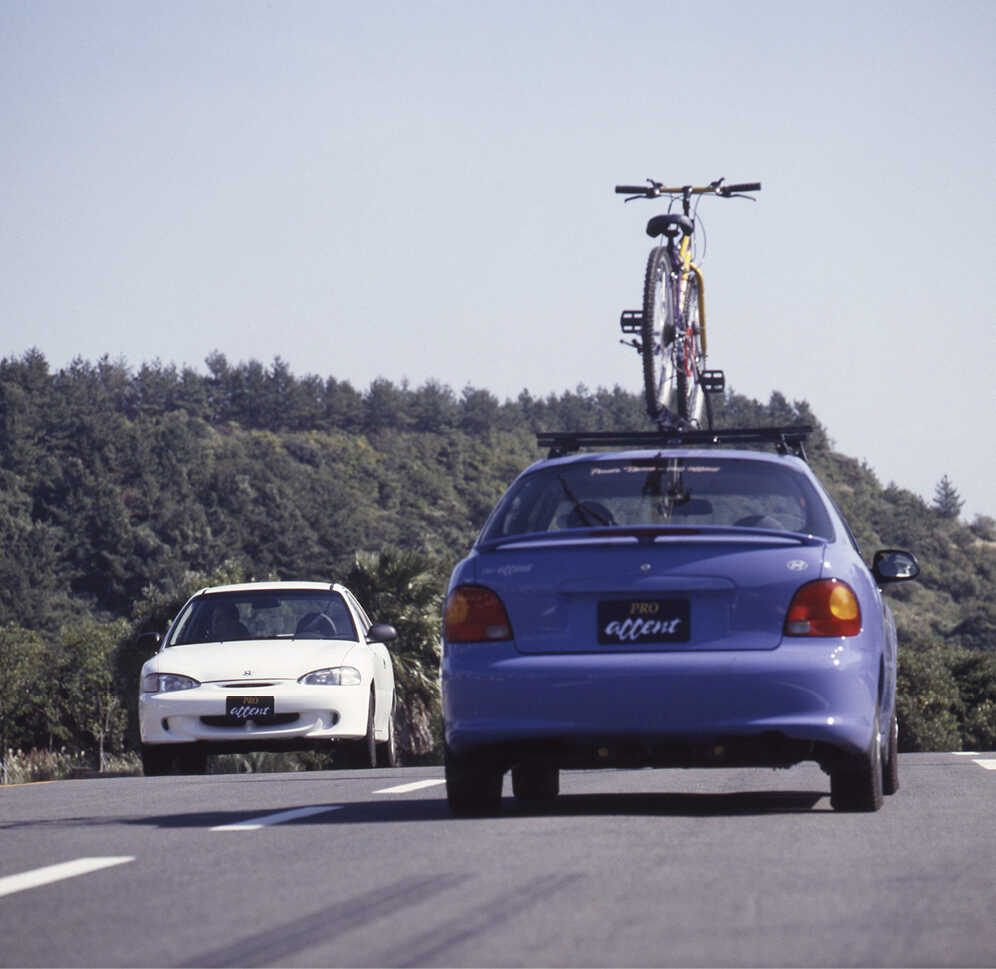 엑센트가 도로를 달리고 있다