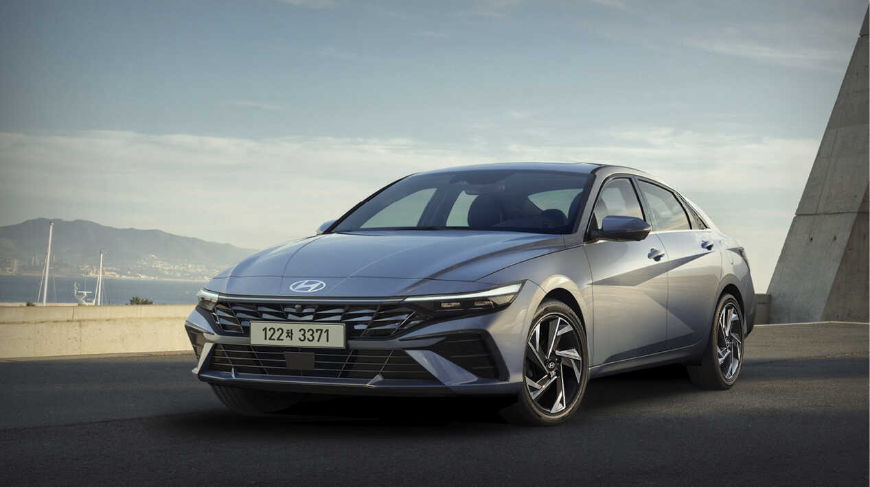 신형 아반떼의 전측면