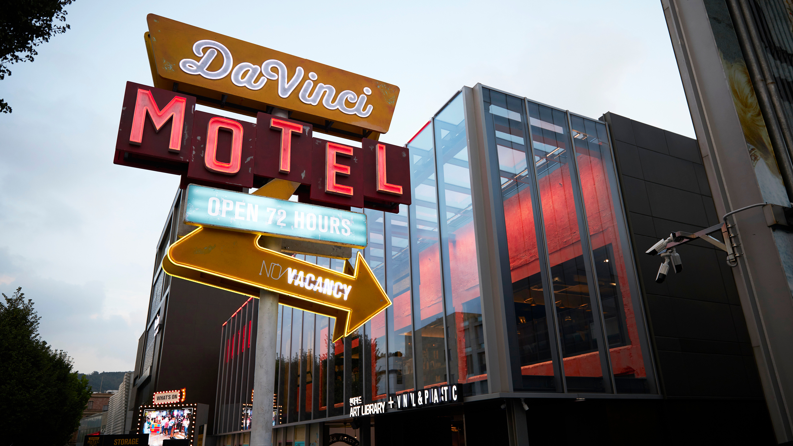 이태원 현대카드 구역 행사장 앞에 세워진 거대한 다빈치모텔 사인물