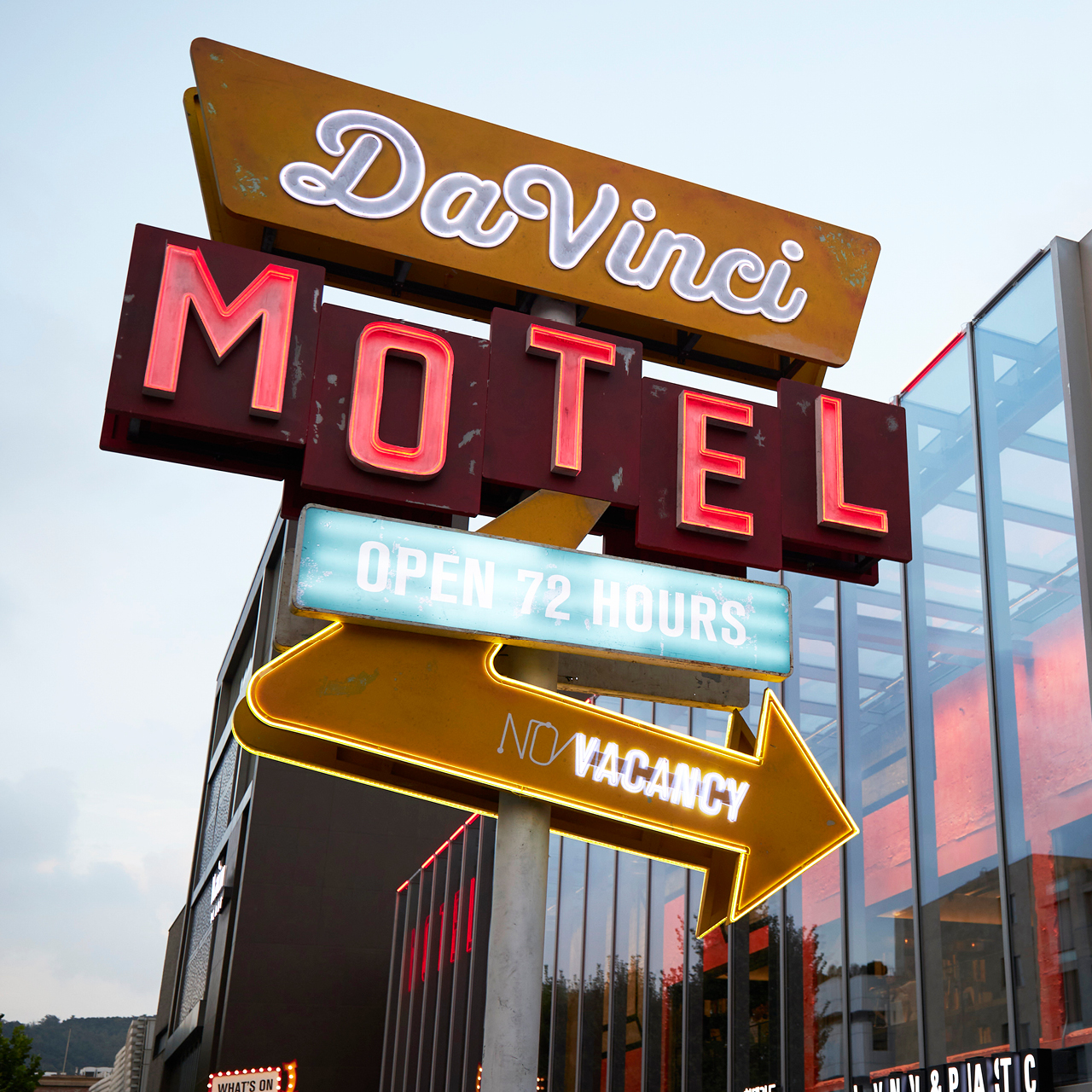 이태원 현대카드 구역 행사장 앞에 세워진 거대한 다빈치모텔 사인물