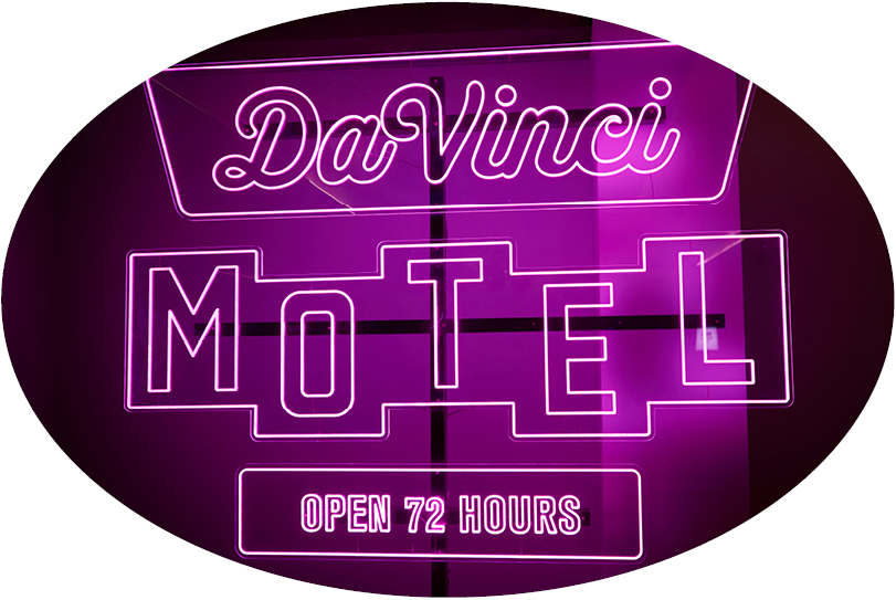 다빈치모텔 스토리지 입구에서 빛을 발하는 네온사인