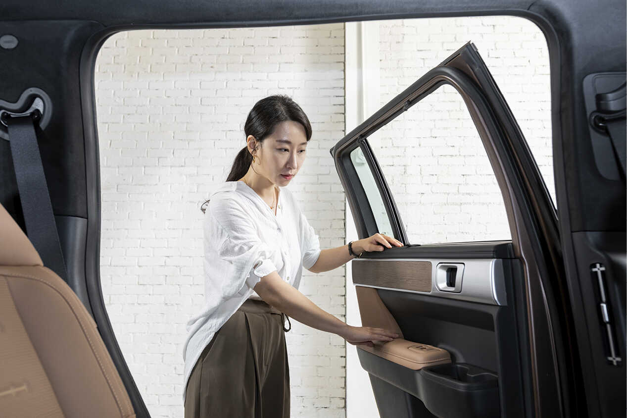 Interior designer explaining the second-row convenience features of the Hyundai The All New Santa Fe