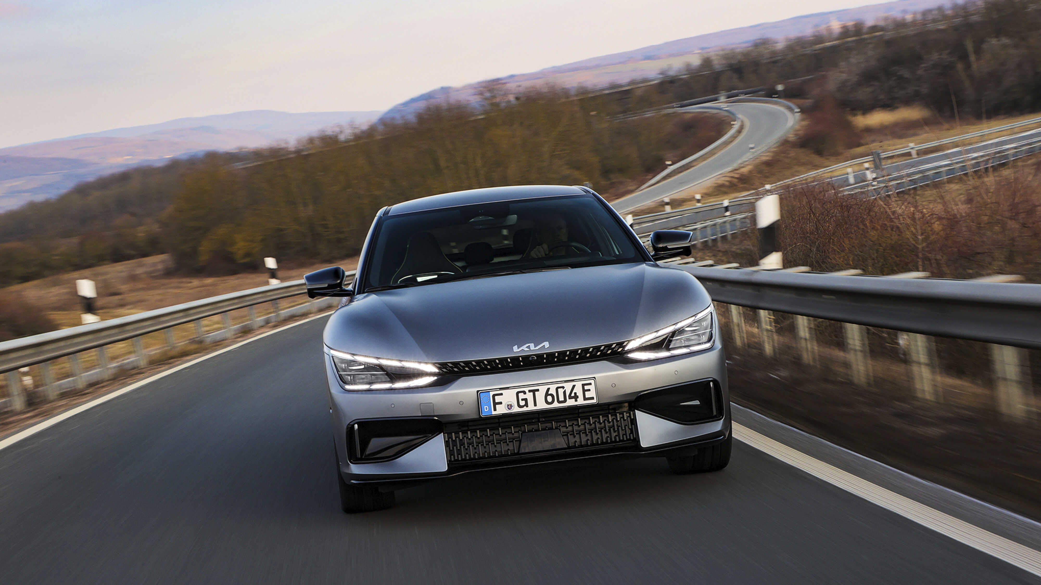 기아 EV6 GT의 주행 모습