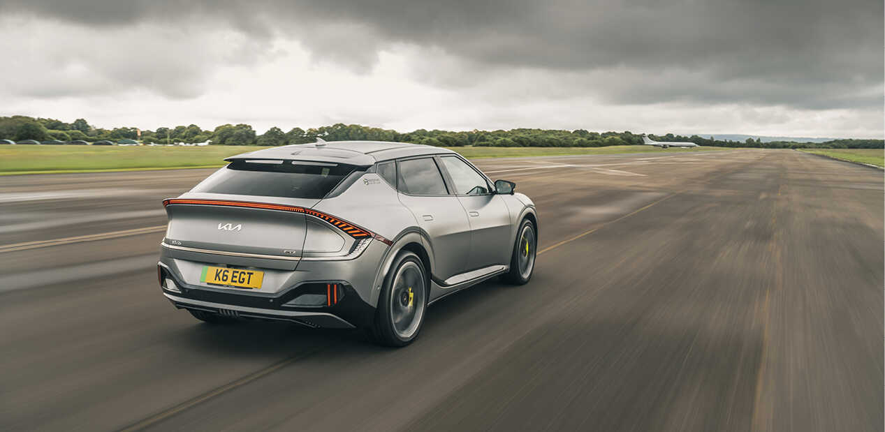 기아 EV6 GT의 주행 모습