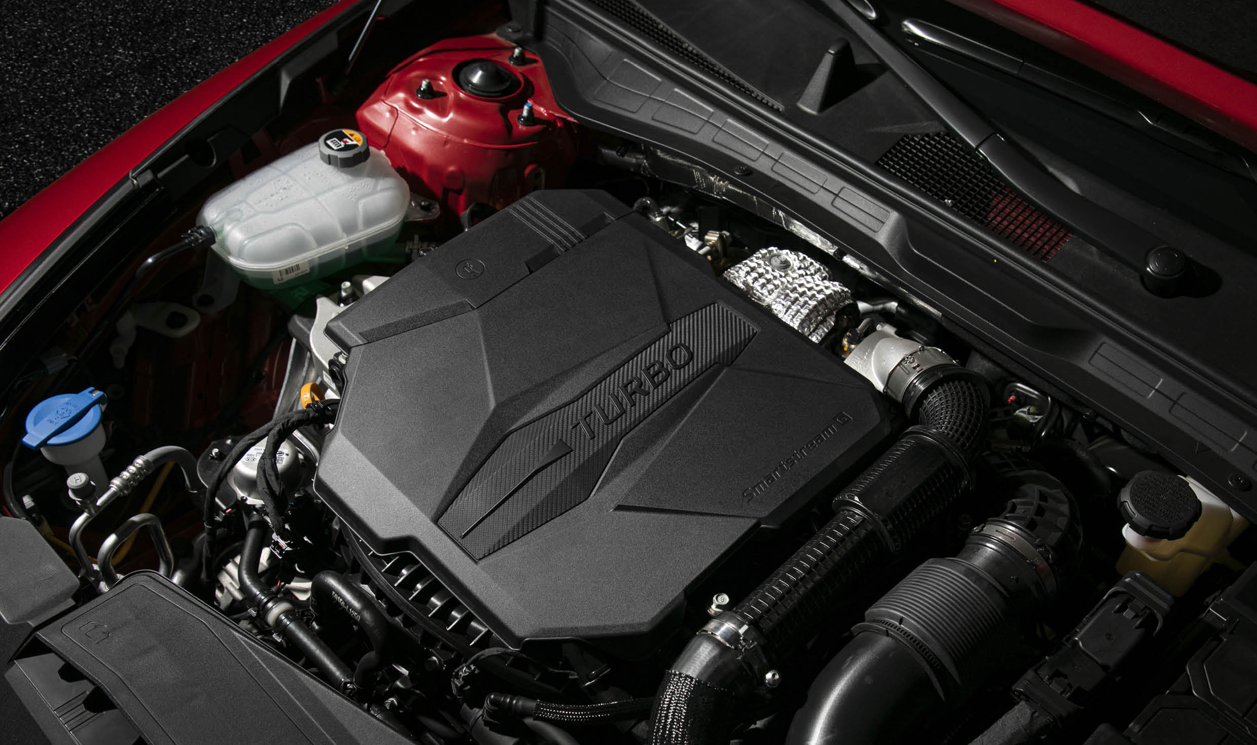 자동차 엔진이 흰색 배경에 놓여 있는 모습