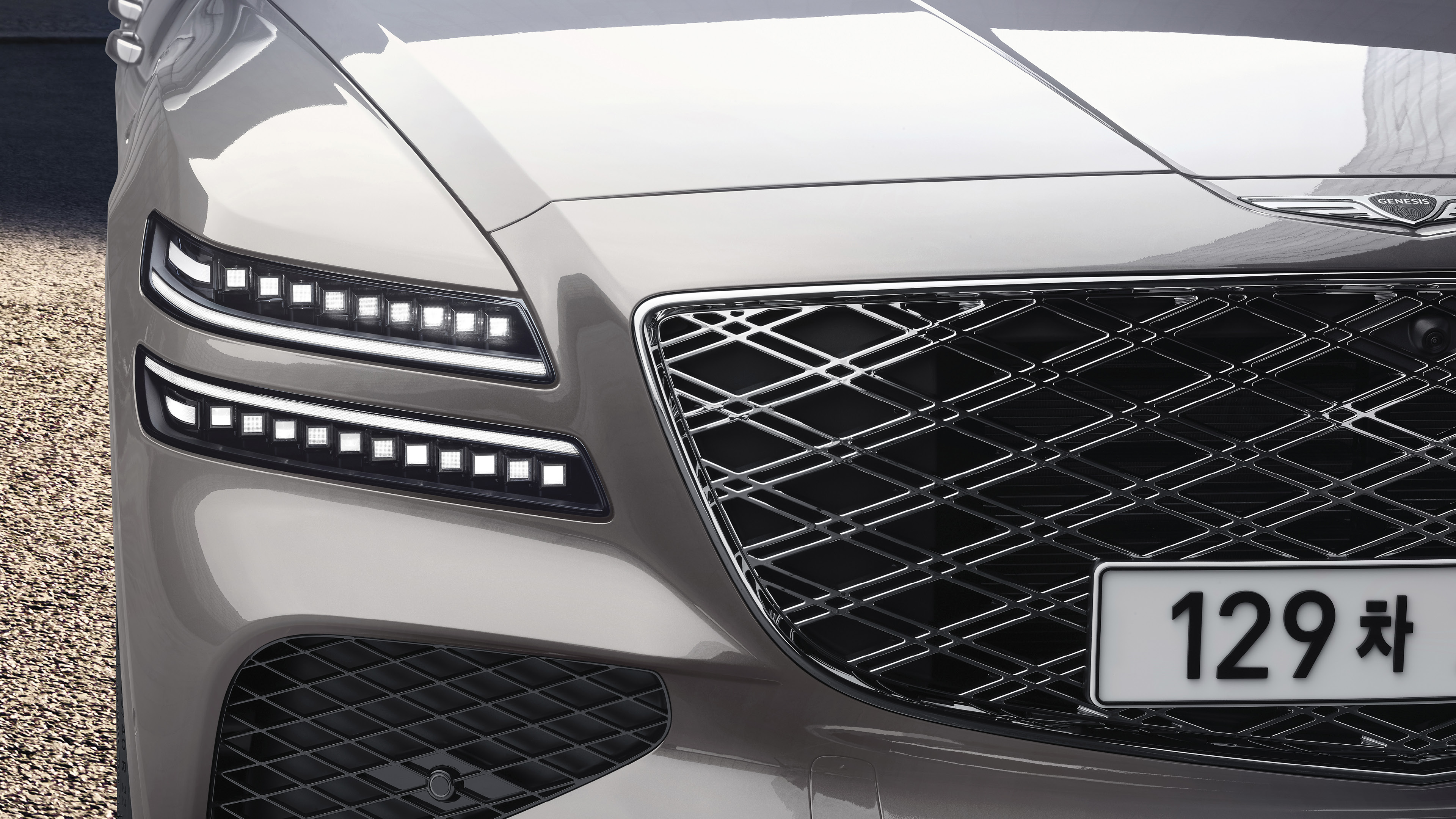 제네시스 헤드램프와 그릴을 가까이서 비춘 모습