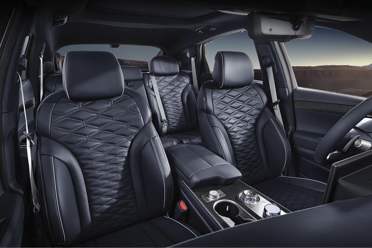 GV80 쿠페의 1열 시트와 2열 시트를 비춘 모습