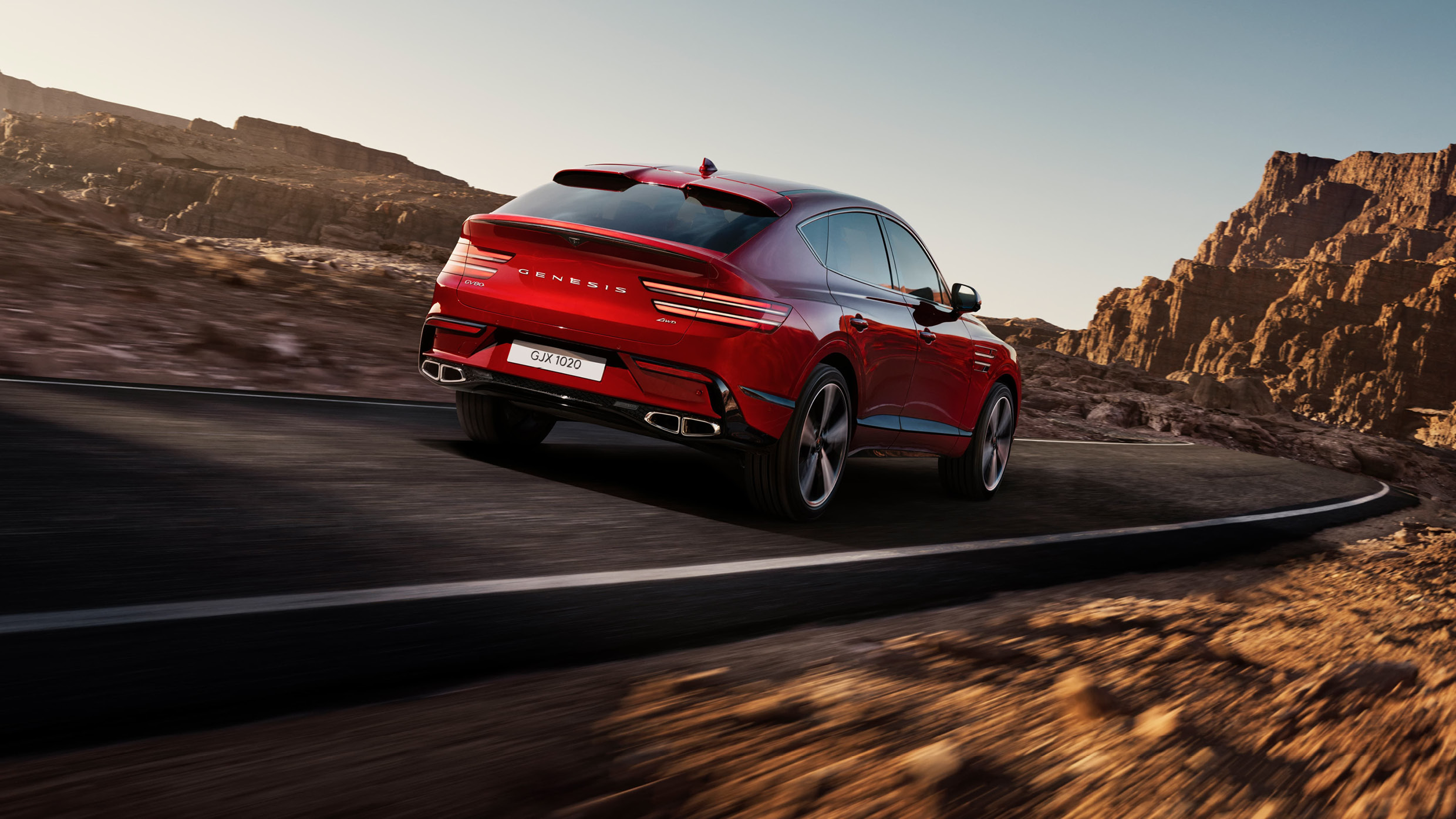 GV80이 사막 도로를 질주하는 모습