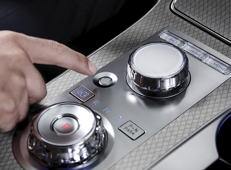 GV80 전자식 변속 다이얼 주변에 배치된 실내 지문 인증 시스템을 사용하는 모습