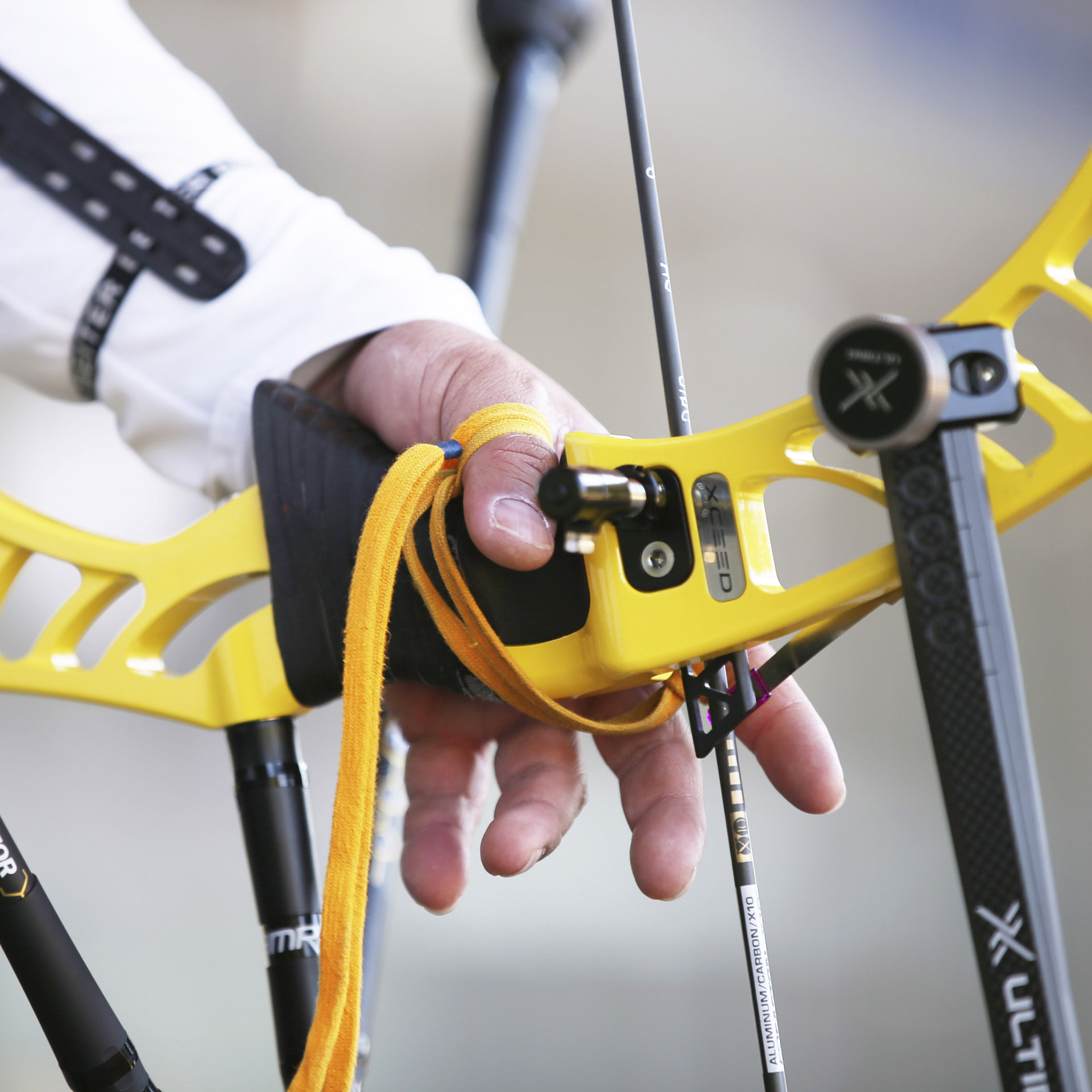 양궁을 쥔 손의 모습