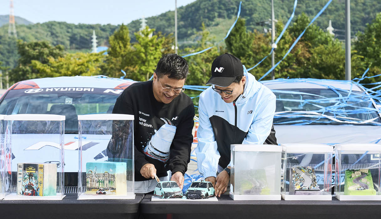 N 버스데이 기념 케이크를 자르는 관계자들
