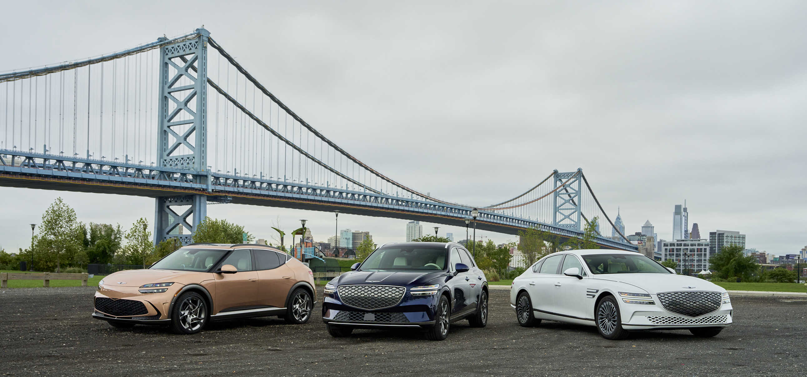 제네시스 미국 판매형 차량 3대가 다리를 배경으로 주차된 모습