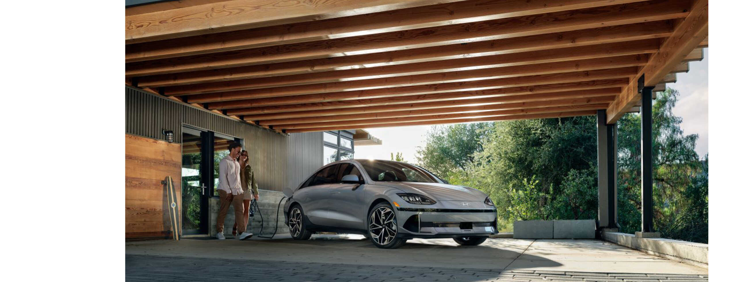 현대차 아이오닉 6가 고급 주택 그늘 아래에 주차된 모습